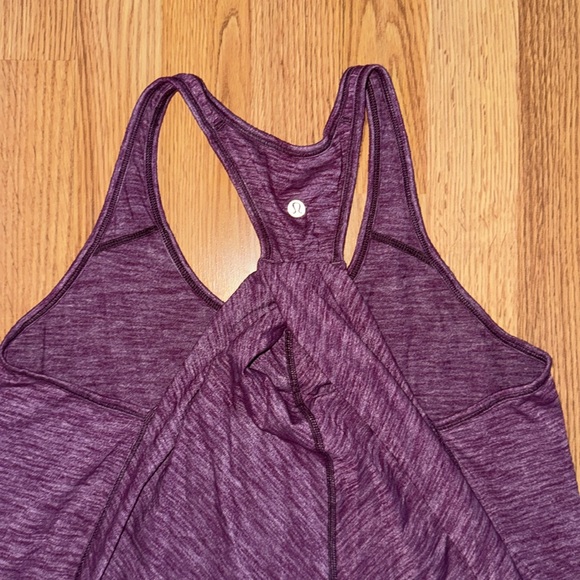 Bundle of 4 Lululemon tanks - Picture 7 of 10
